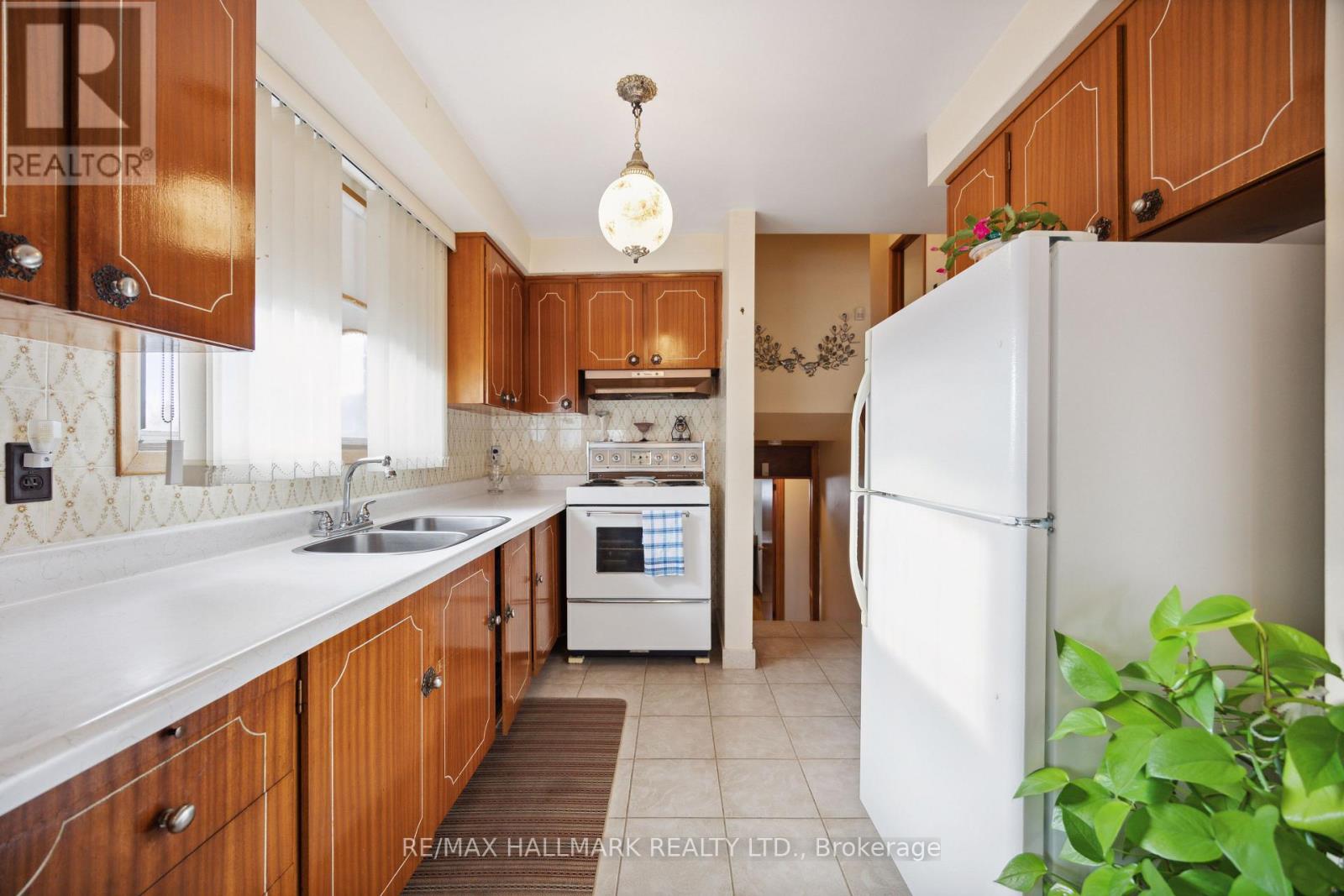 23 Lockington Court, Toronto, Ontario  M9M 2C4 - Photo 5 - W12496988