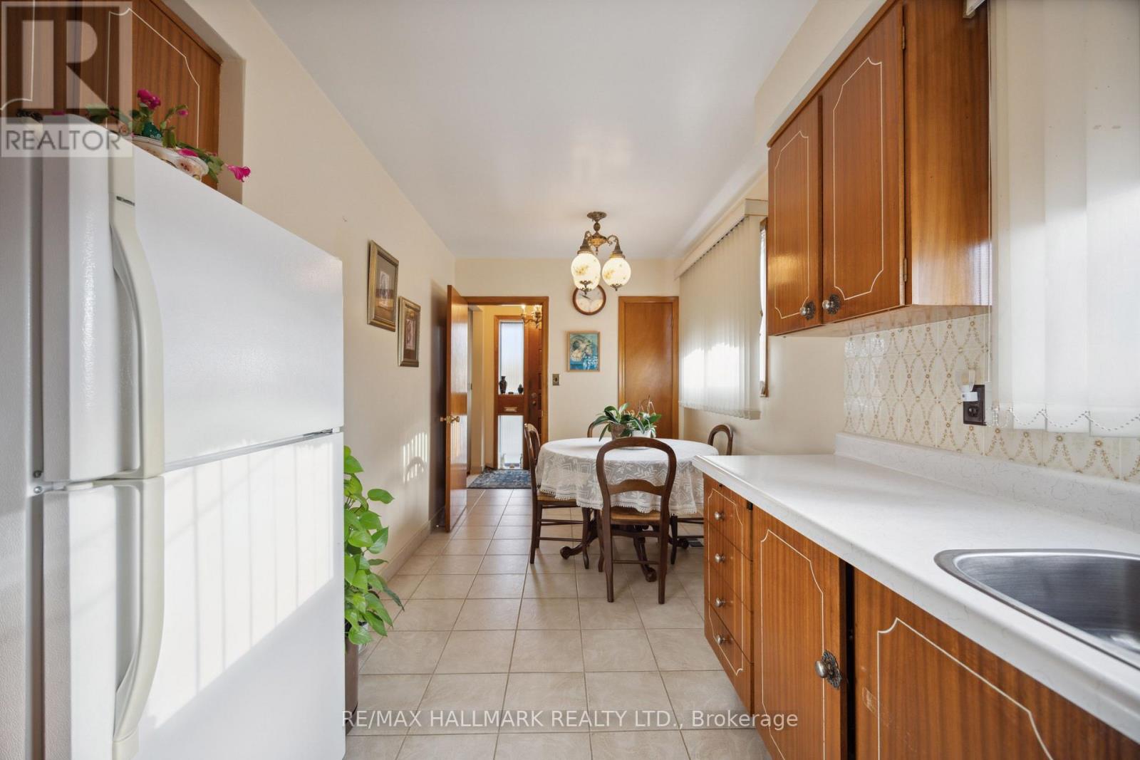 23 Lockington Court, Toronto, Ontario  M9M 2C4 - Photo 6 - W12496988