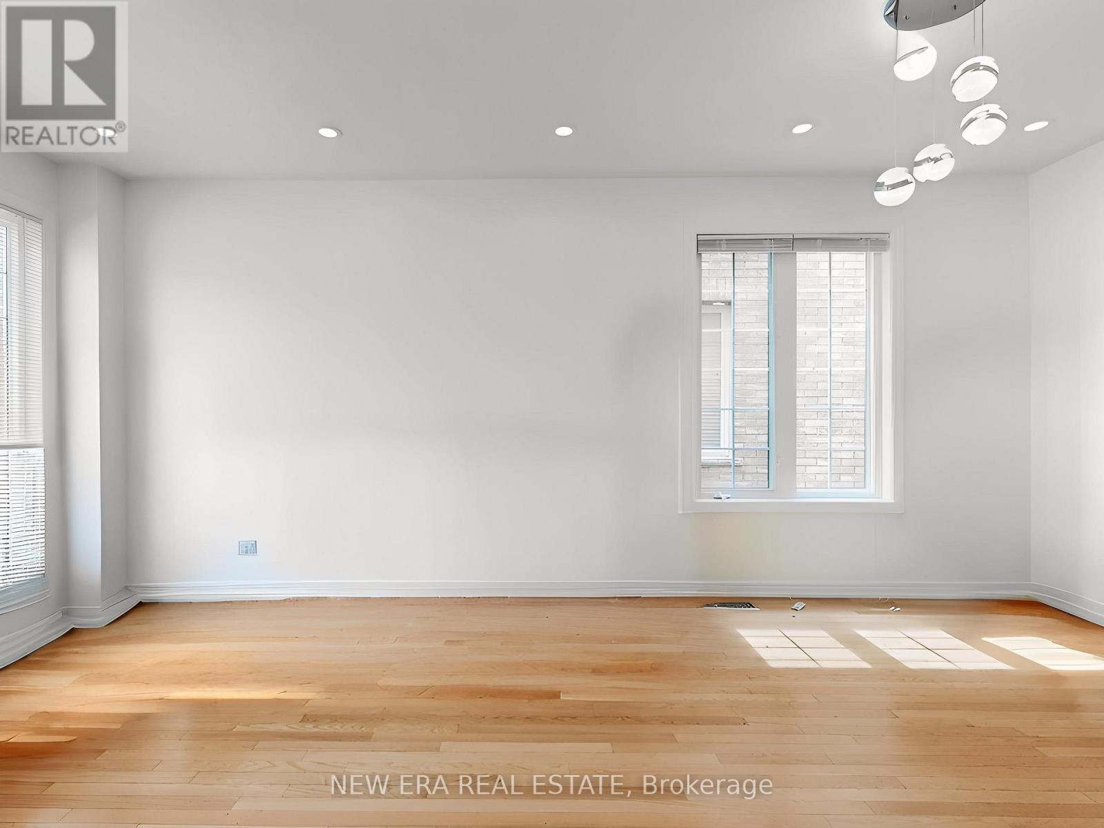 26 Openbay Gardens, Brampton, Ontario  L6R 0V4 - Photo 5 - W12497122