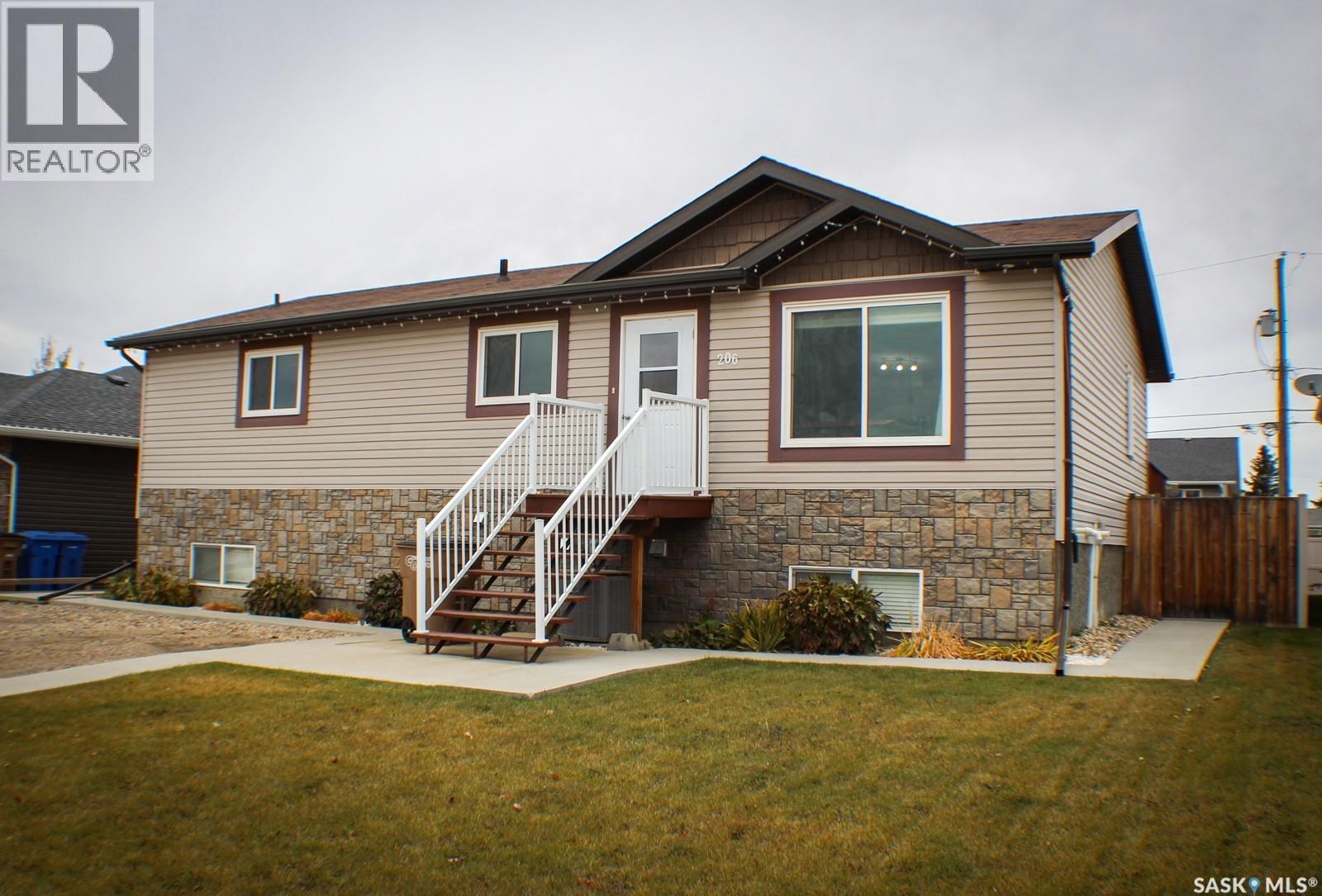 206 Elizabeth Street, Melfort, Saskatchewan  S0E 1A0 - Photo 2 - SK022084