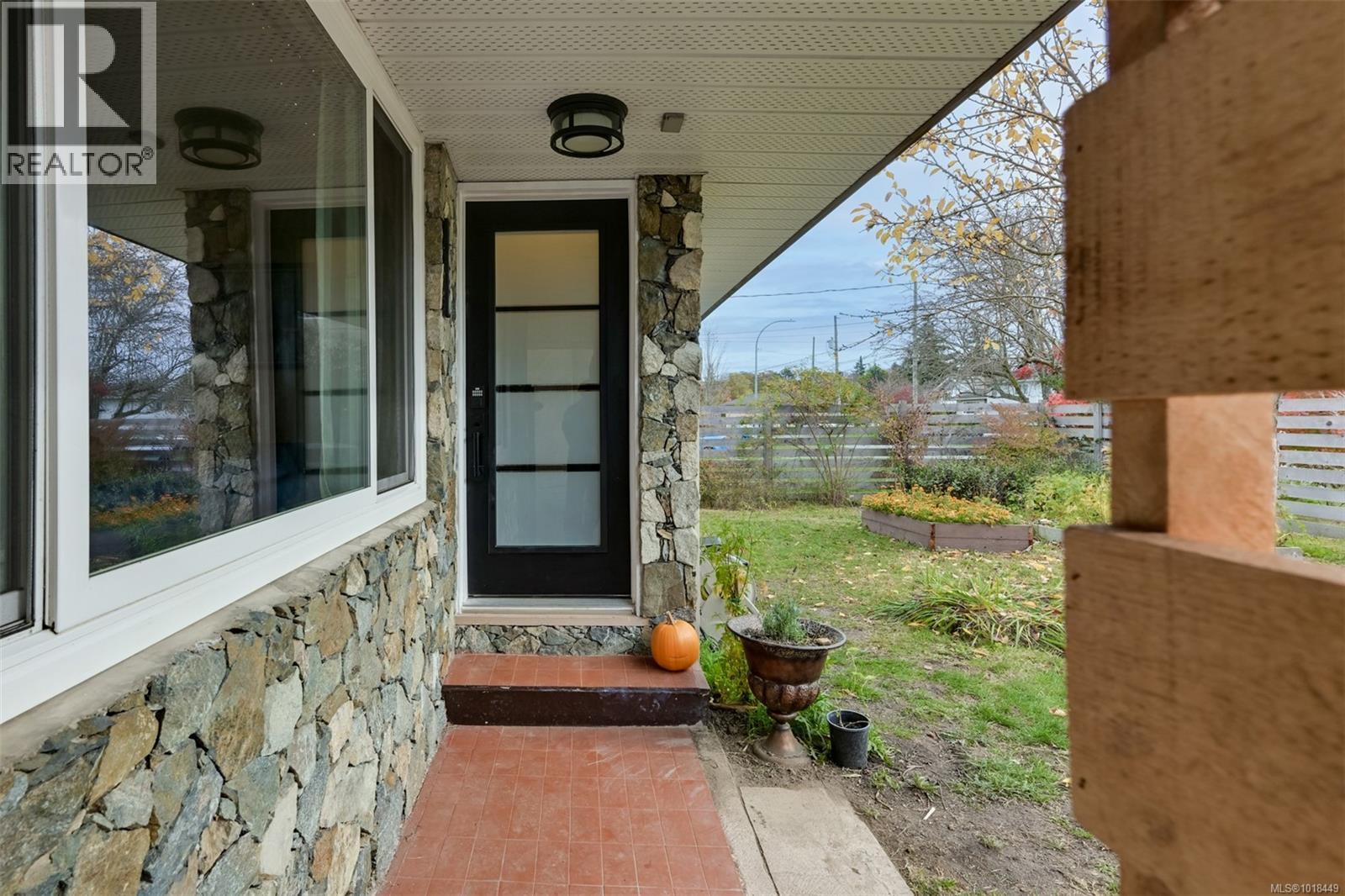 1680 Sheridan Ave, Saanich, British Columbia  V8P 3B3 - Photo 3 - 1018449