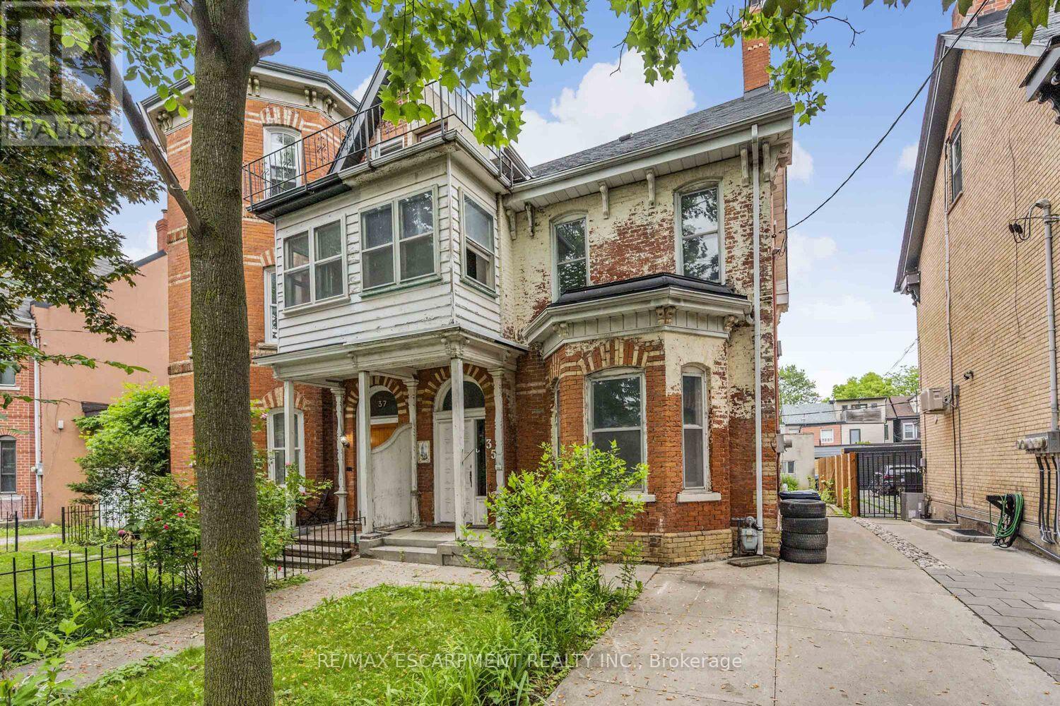 35 Beaconsfield Avenue, Toronto (Little Portugal), Ontario  M6J 3J1 - Photo 2 - C12283702