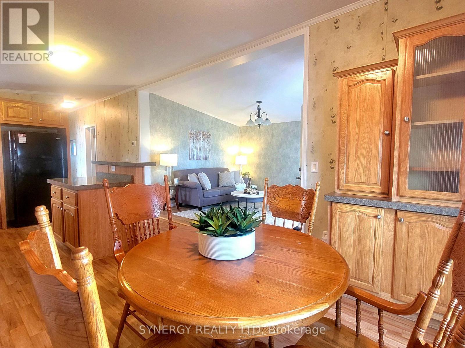 461 Richard Crescent, Strathroy-Caradoc, Ontario  N7G 0C5 - Photo 6 - X12213606