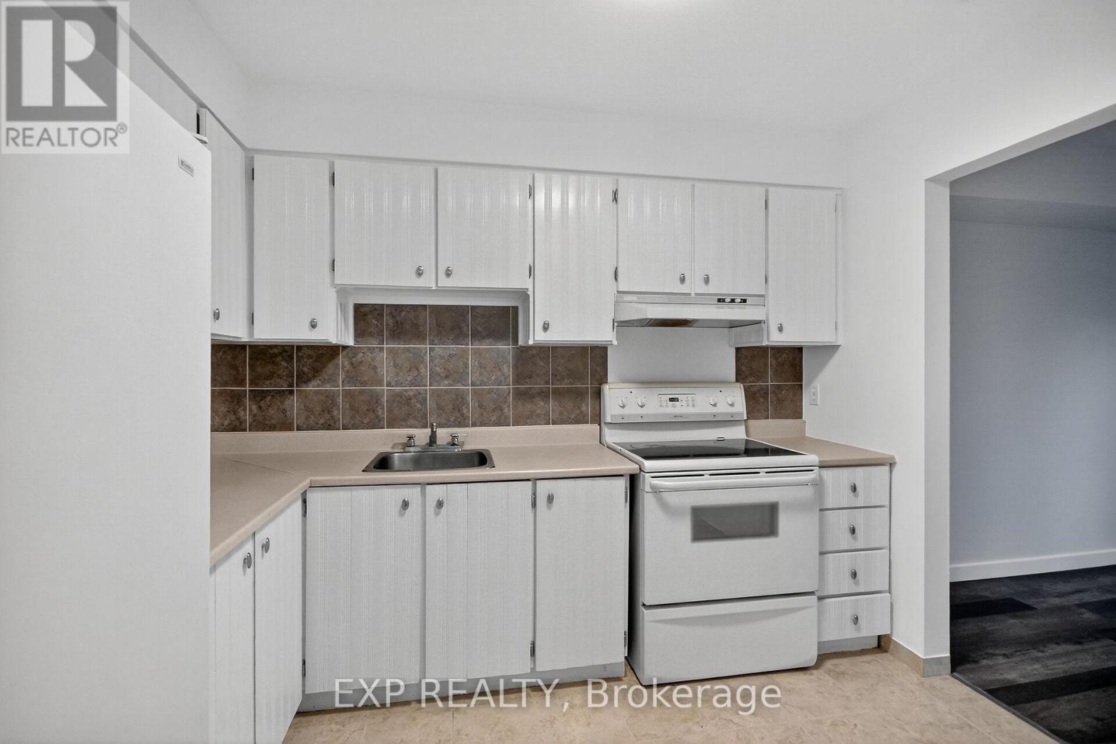 109 Theresa Private, Ottawa, Ontario  K1V 0E7 - Photo 6 - X12496904