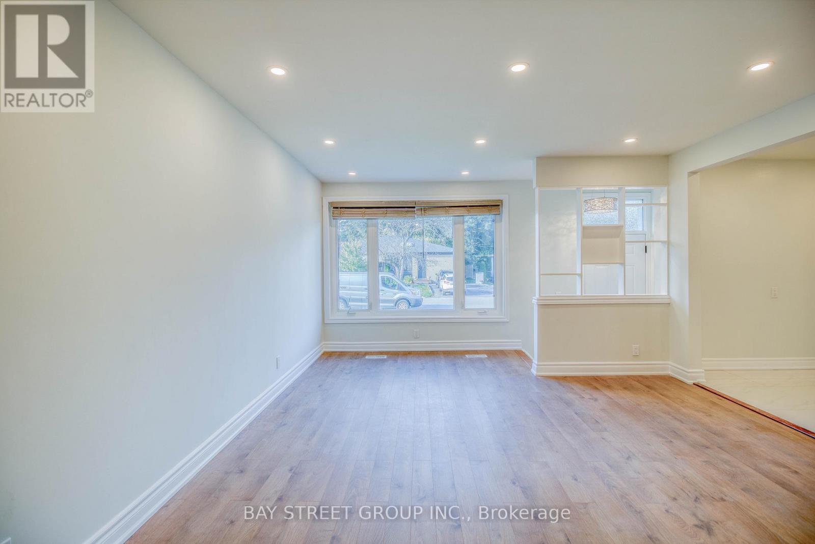 65 Davis Road, Aurora, Ontario  L4G 2B4 - Photo 3 - N12494522