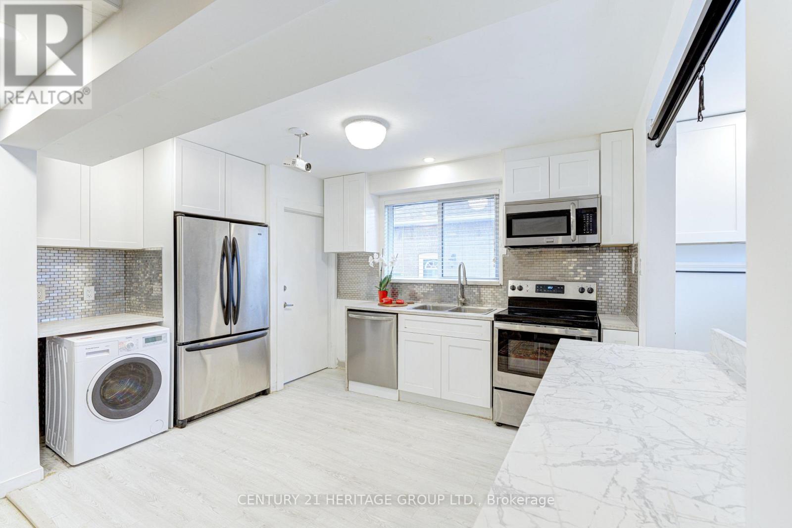 82 Harrison Drive, Newmarket, Ontario  L3Y 4P4 - Photo 14 - N12495592