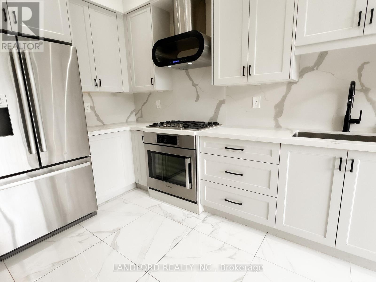 33 Benson Avenue, Richmond Hill, Ontario  L4C 4E5 - Photo 4 - N12407456