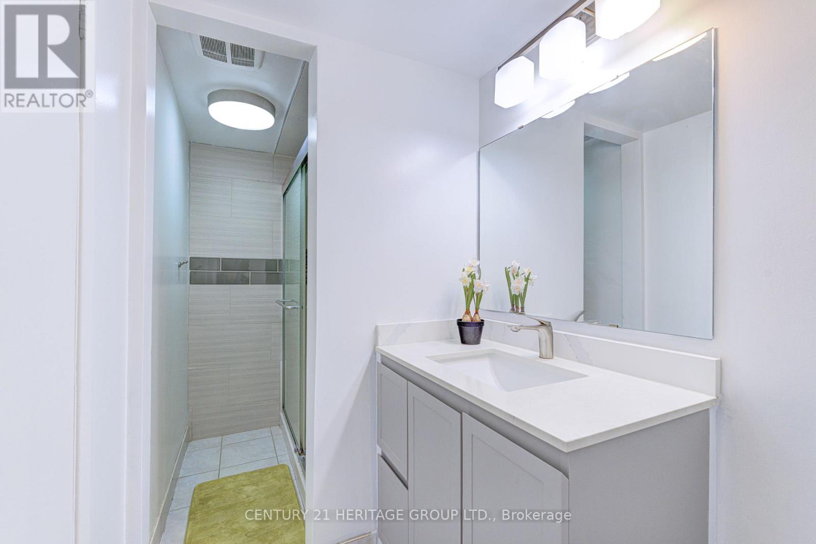 82 Harrison Drive, Newmarket, Ontario  L3Y 4P4 - Photo 37 - N12495592