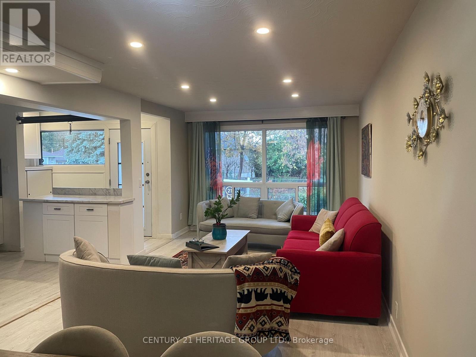 82 Harrison Drive, Newmarket, Ontario  L3Y 4P4 - Photo 6 - N12495592