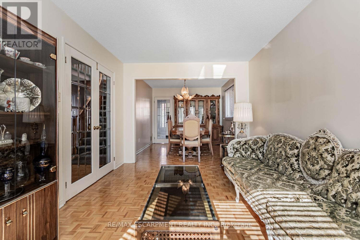 267 Macedonia Crescent, Mississauga, Ontario L5B 3R9 - Photo 13 - W12476609