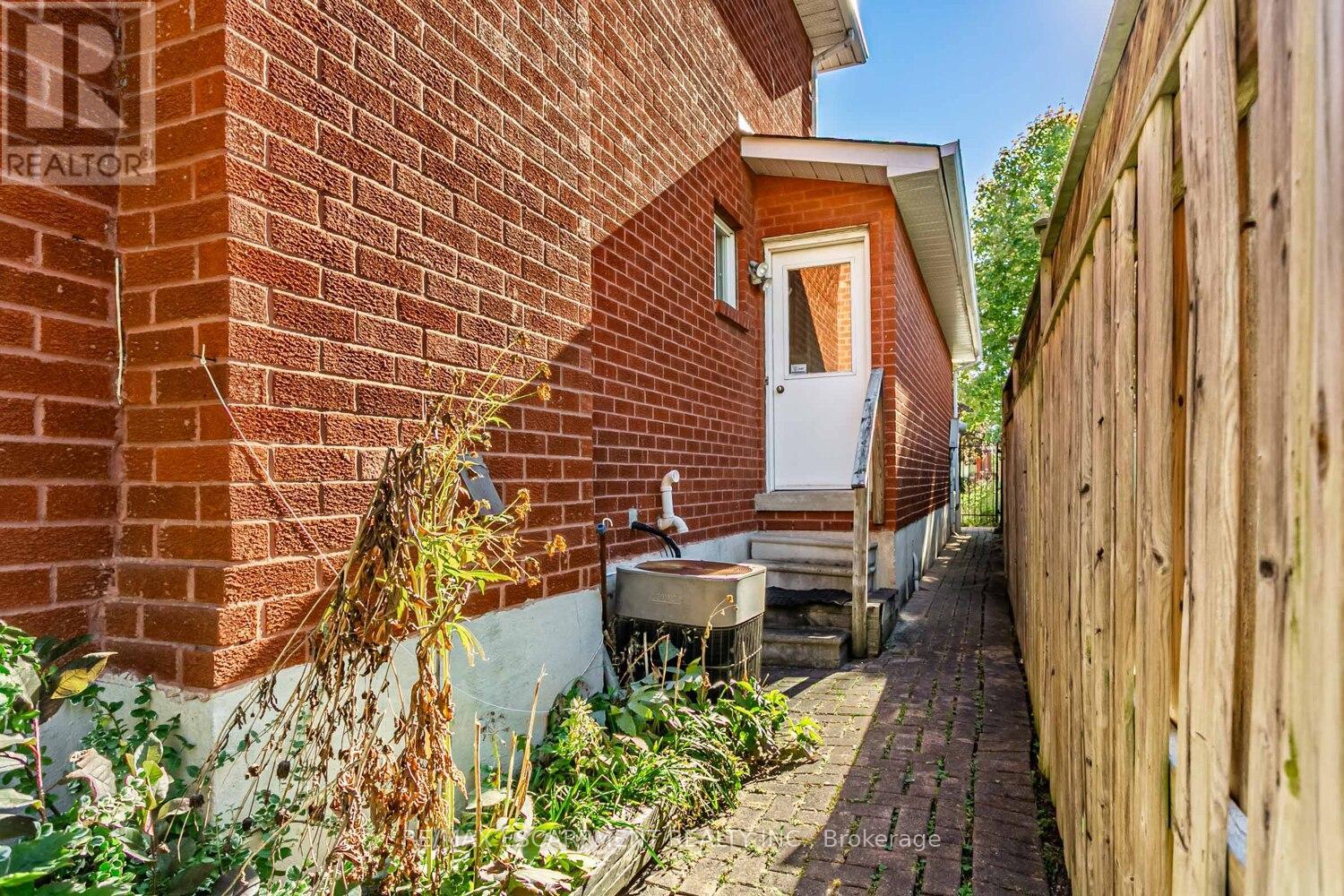 267 Macedonia Crescent, Mississauga, Ontario L5B 3R9 - Photo 38 - W12476609