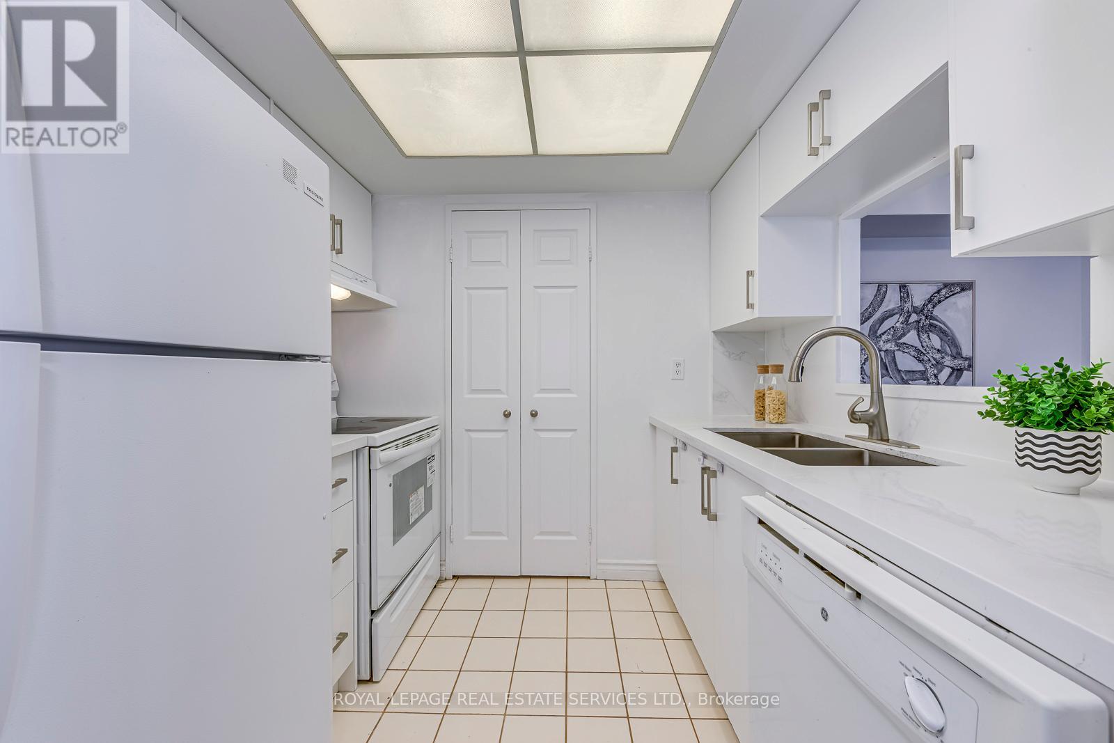 1008 - 265 Enfield Place, Mississauga, Ontario  L5B 3Y7 - Photo 4 - W12490126