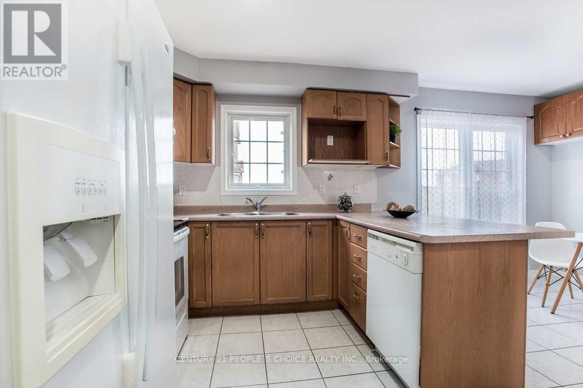 9 - 250 Richvale Drive S, Brampton, Ontario  L6Z 4W2 - Photo 4 - W12493754