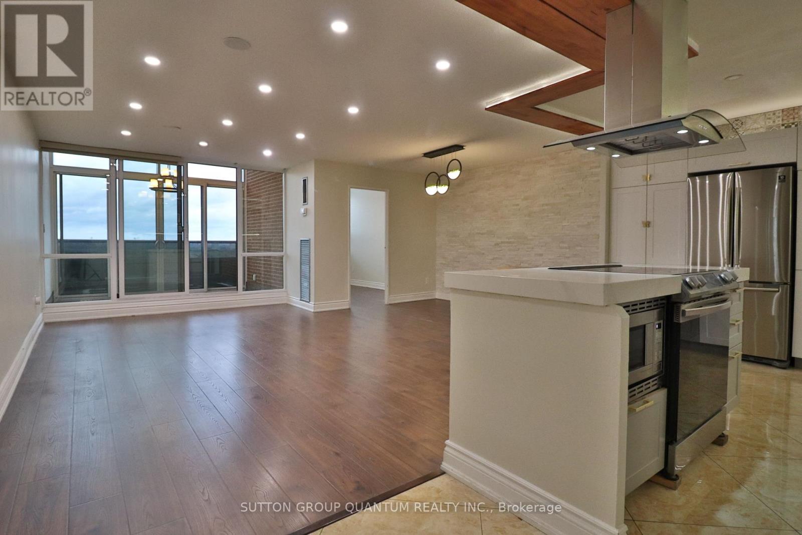 2001 - 627 The West Mall, Toronto, Ontario  M9C 4X5 - Photo 3 - W12495200