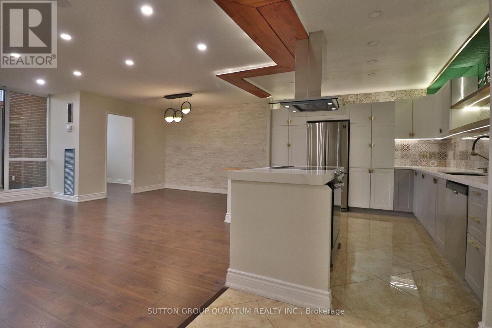 2001 - 627 The West Mall, Toronto, Ontario  M9C 4X5 - Photo 2 - W12495200