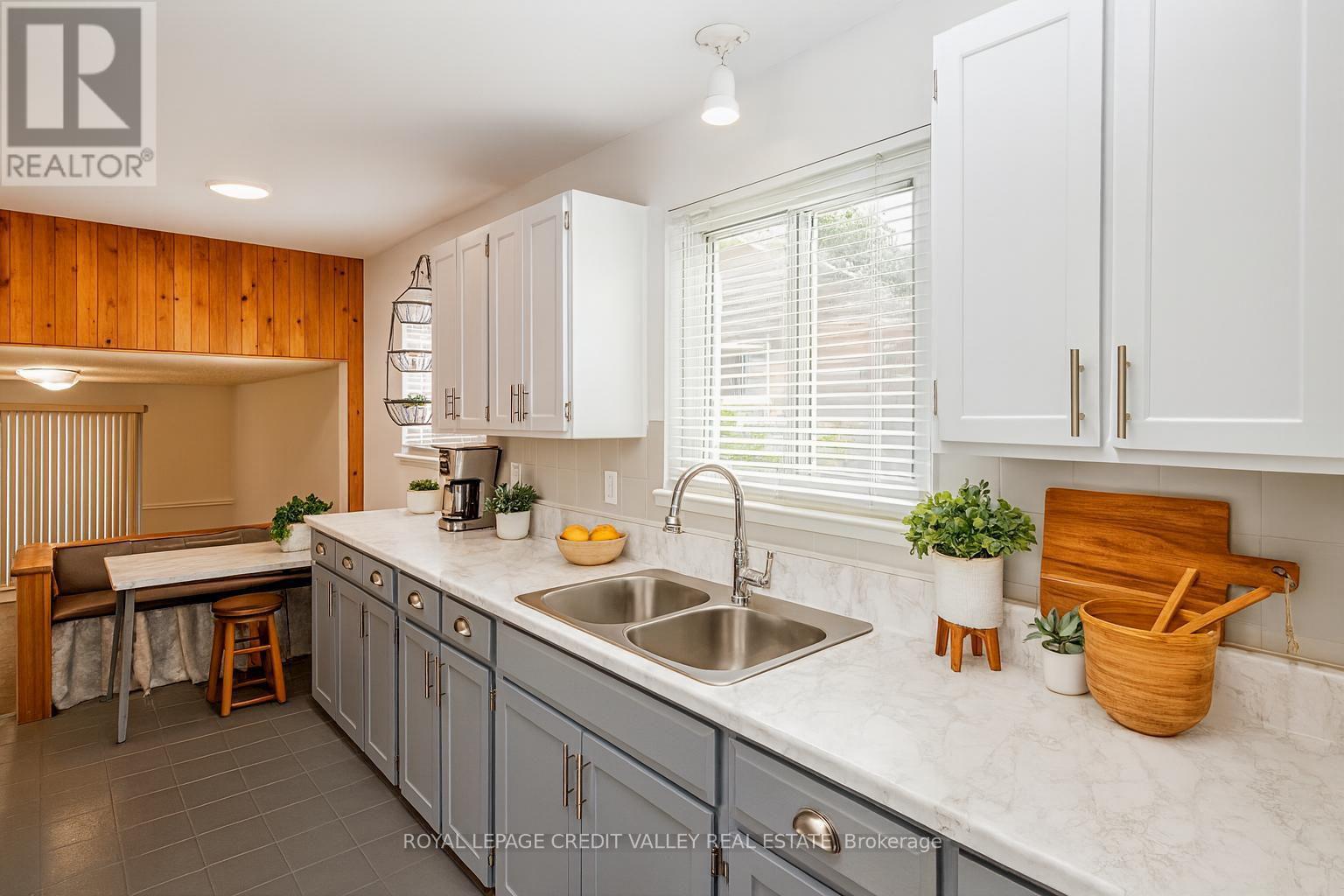 3633 Chiplow Road, Mississauga, Ontario  L4X 2R1 - Photo 4 - W12496840