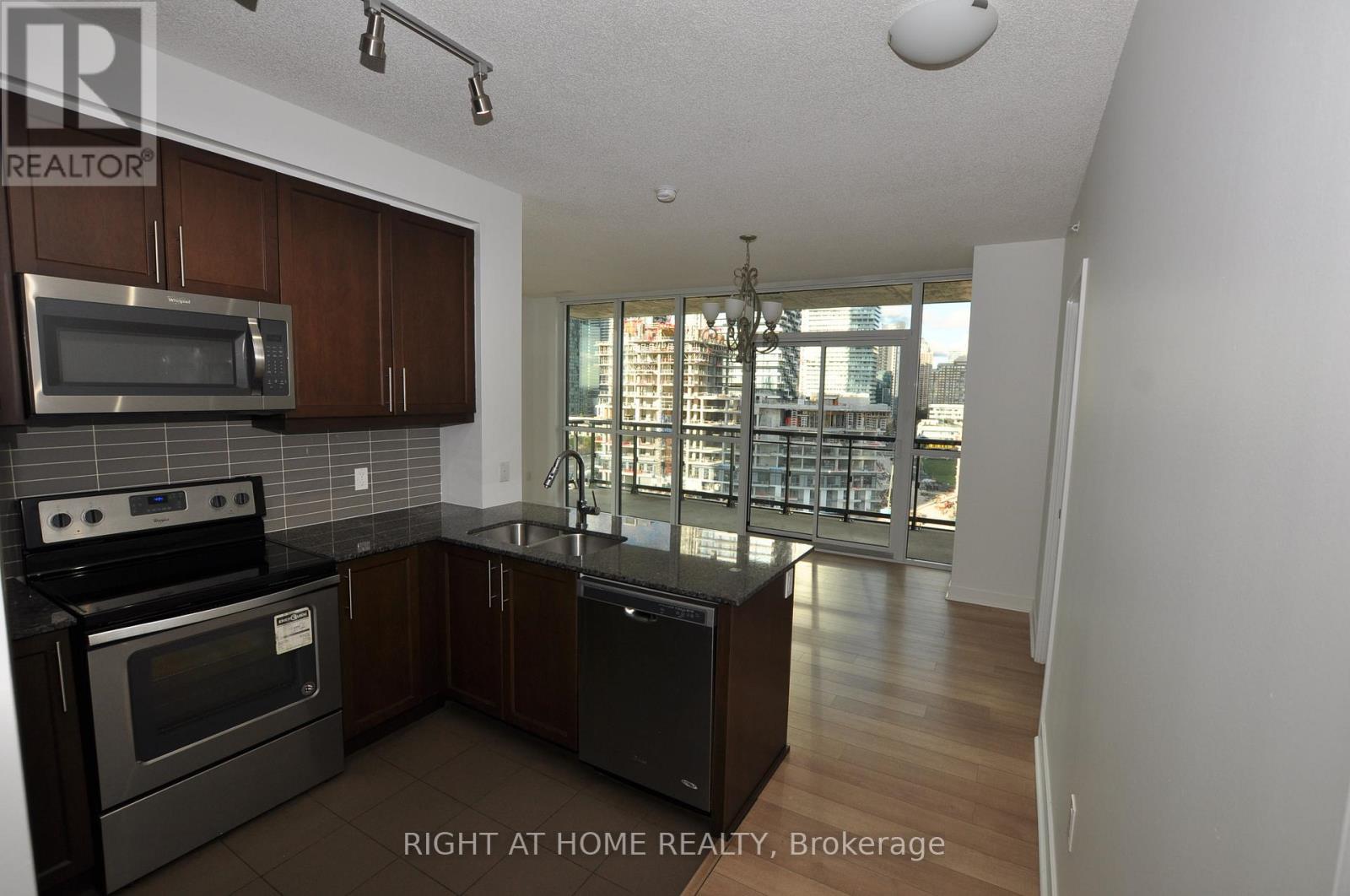 909 - 3975 Grand Park Drive, Mississauga (City Centre), Ontario  L5B 0K4 - Photo 6 - W12496484