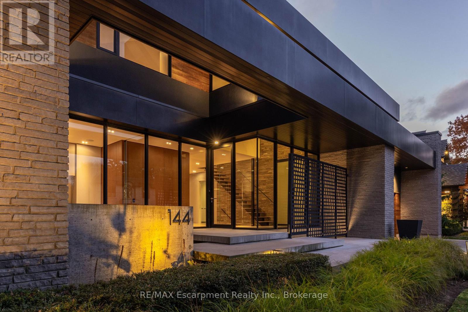 144 Sparling Court, Oakville, Ontario  L6K 2J7 - Photo 3 - W12497896