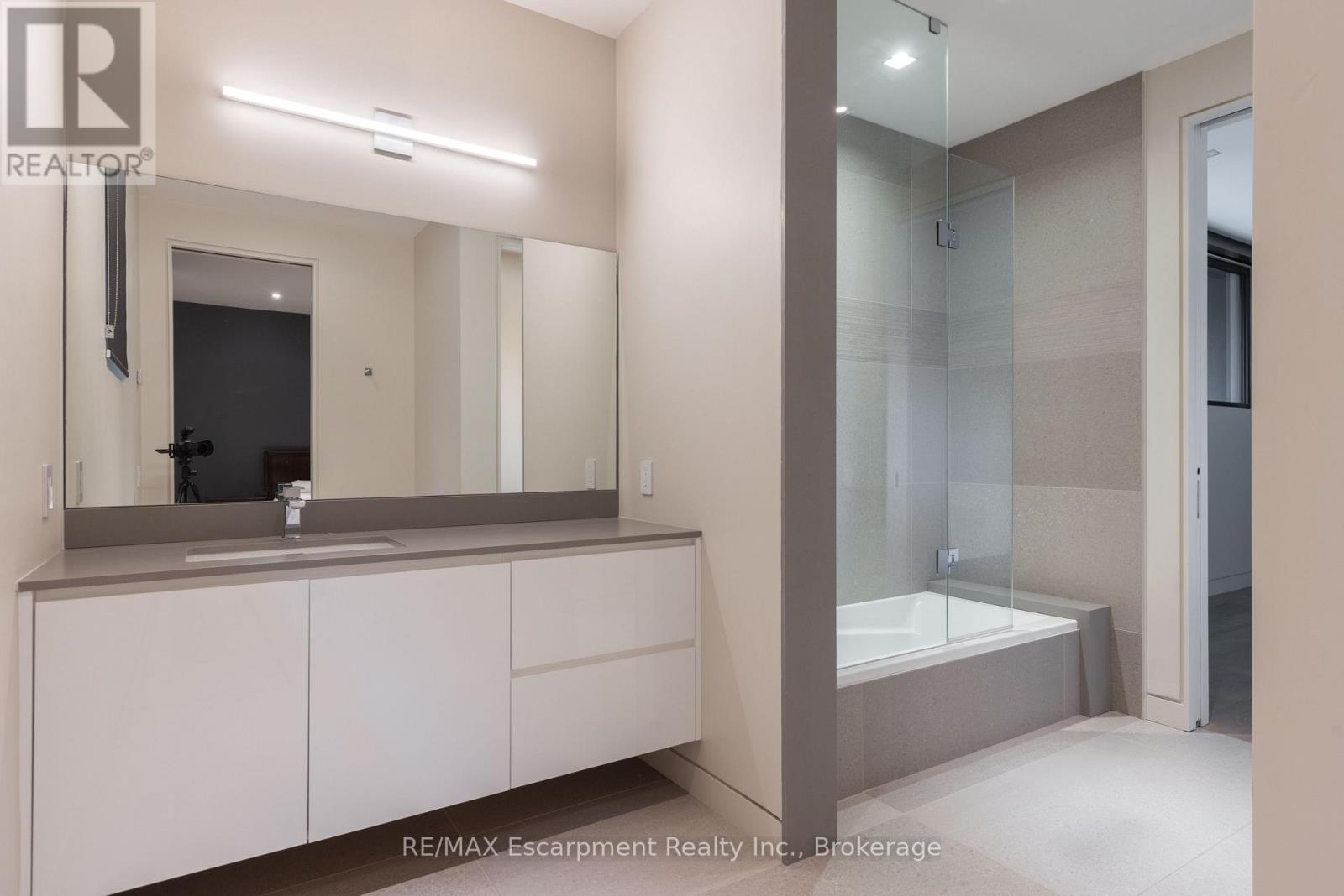 144 Sparling Court, Oakville, Ontario  L6K 2J7 - Photo 34 - W12497896