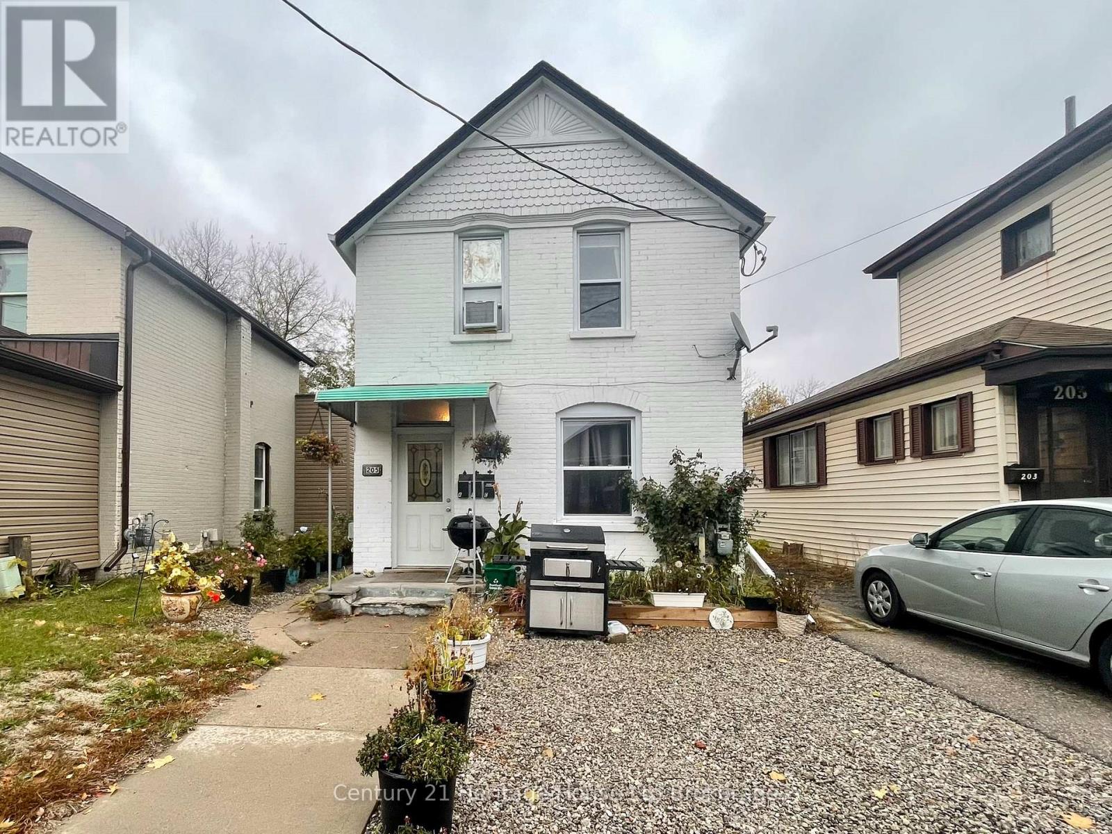 205 William Street, Brantford, Ontario  N3T 3L6 - Photo 2 - X12497524