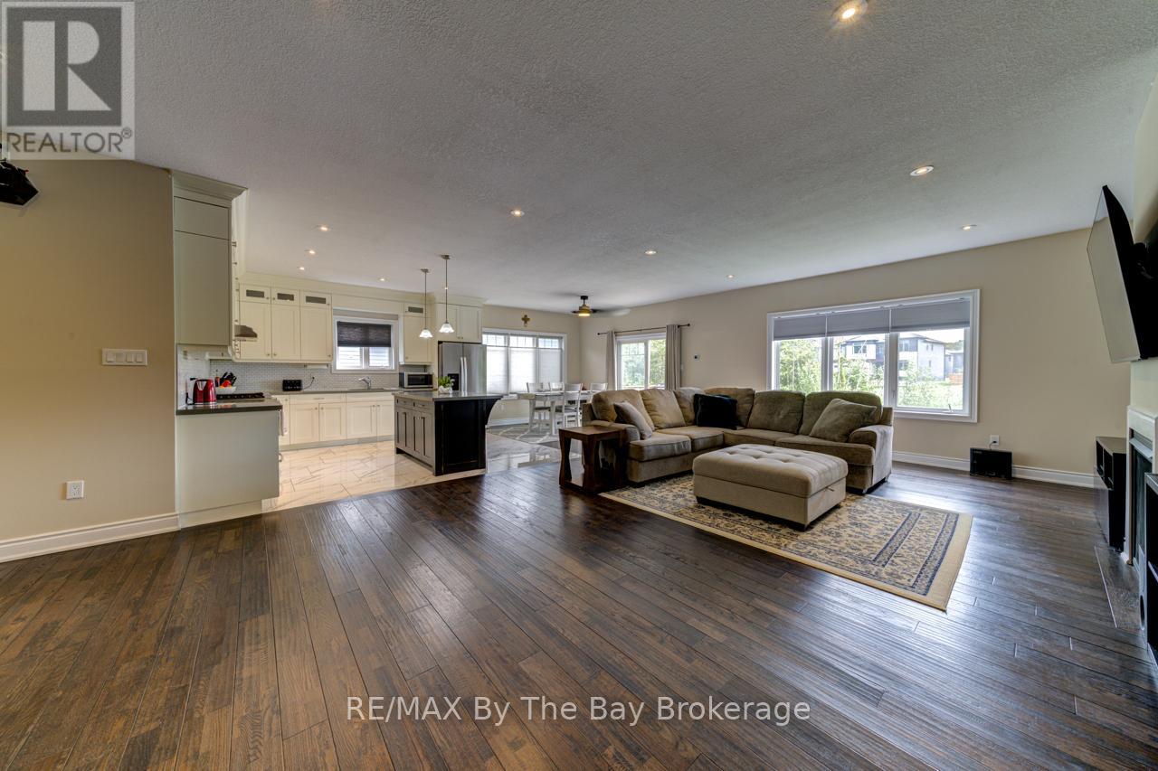 287 Robinson Road, Wasaga Beach, Ontario  L9Z 3A3 - Photo 5 - S12497572