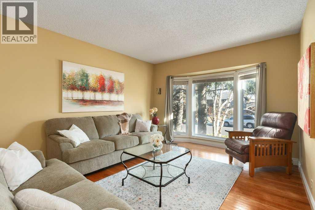 11 Bernard Place Nw, Calgary, Alberta  T3K 2B8 - Photo 3 - A2267342