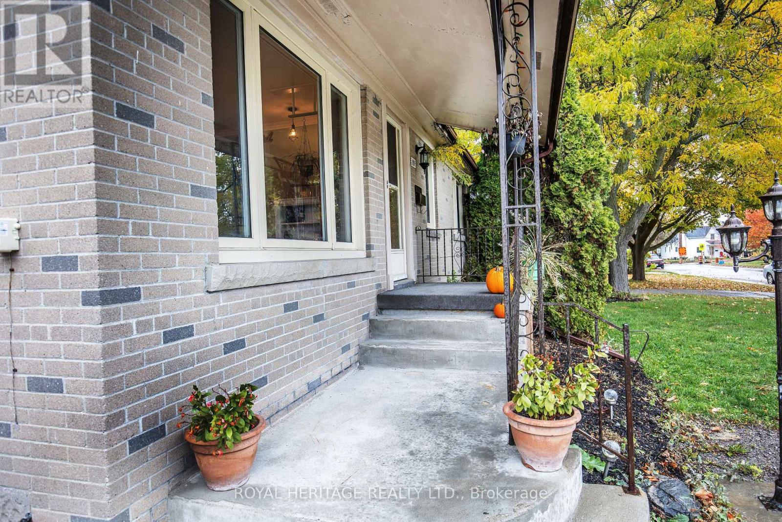 111 Adelaide Street N, Kawartha Lakes, Ontario  K9V 4L9 - Photo 2 - X12497212