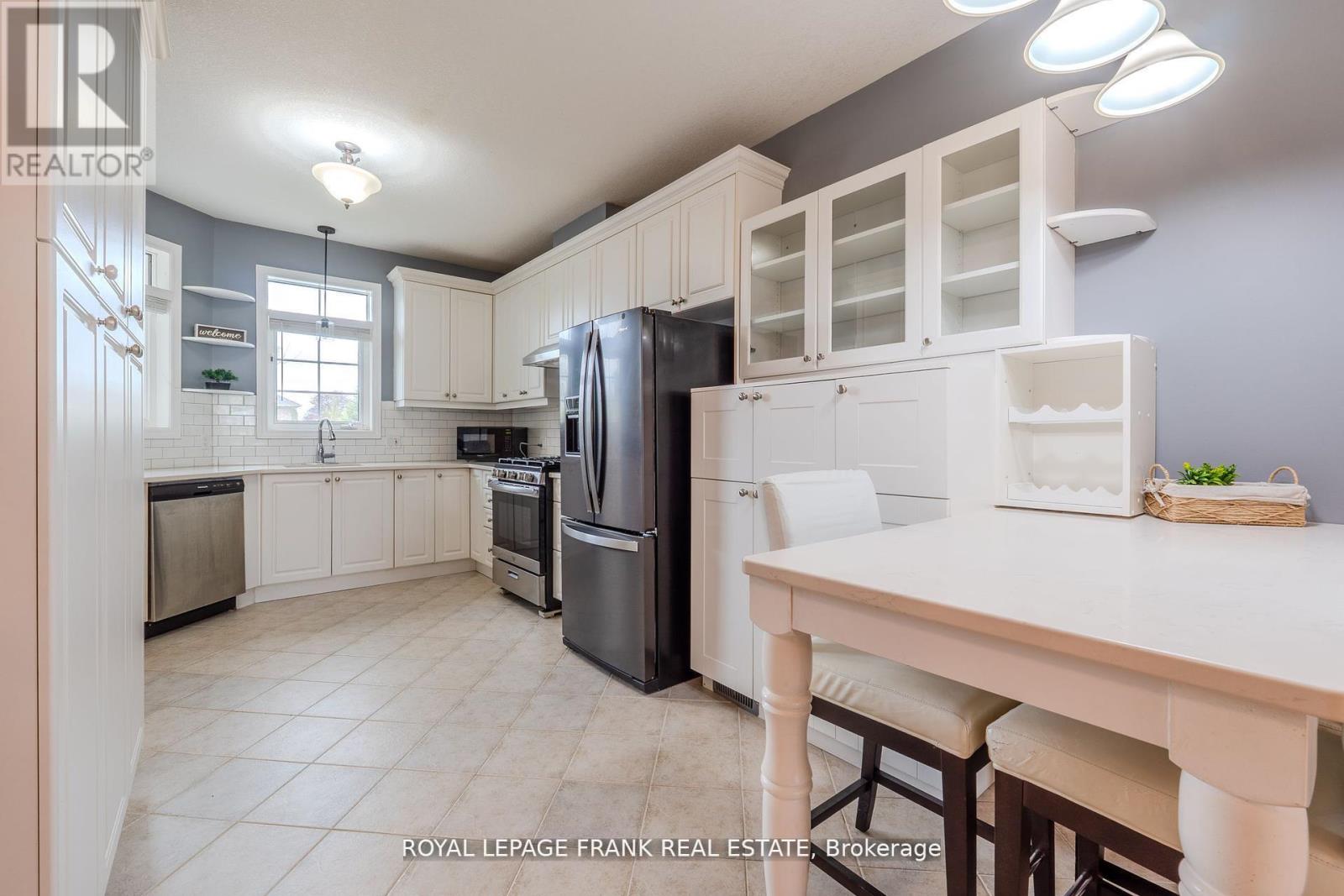 16 - 9 Eglington Street, Kawartha Lakes (Lindsay), Ontario  K9V 6K6 - Photo 5 - X12497442