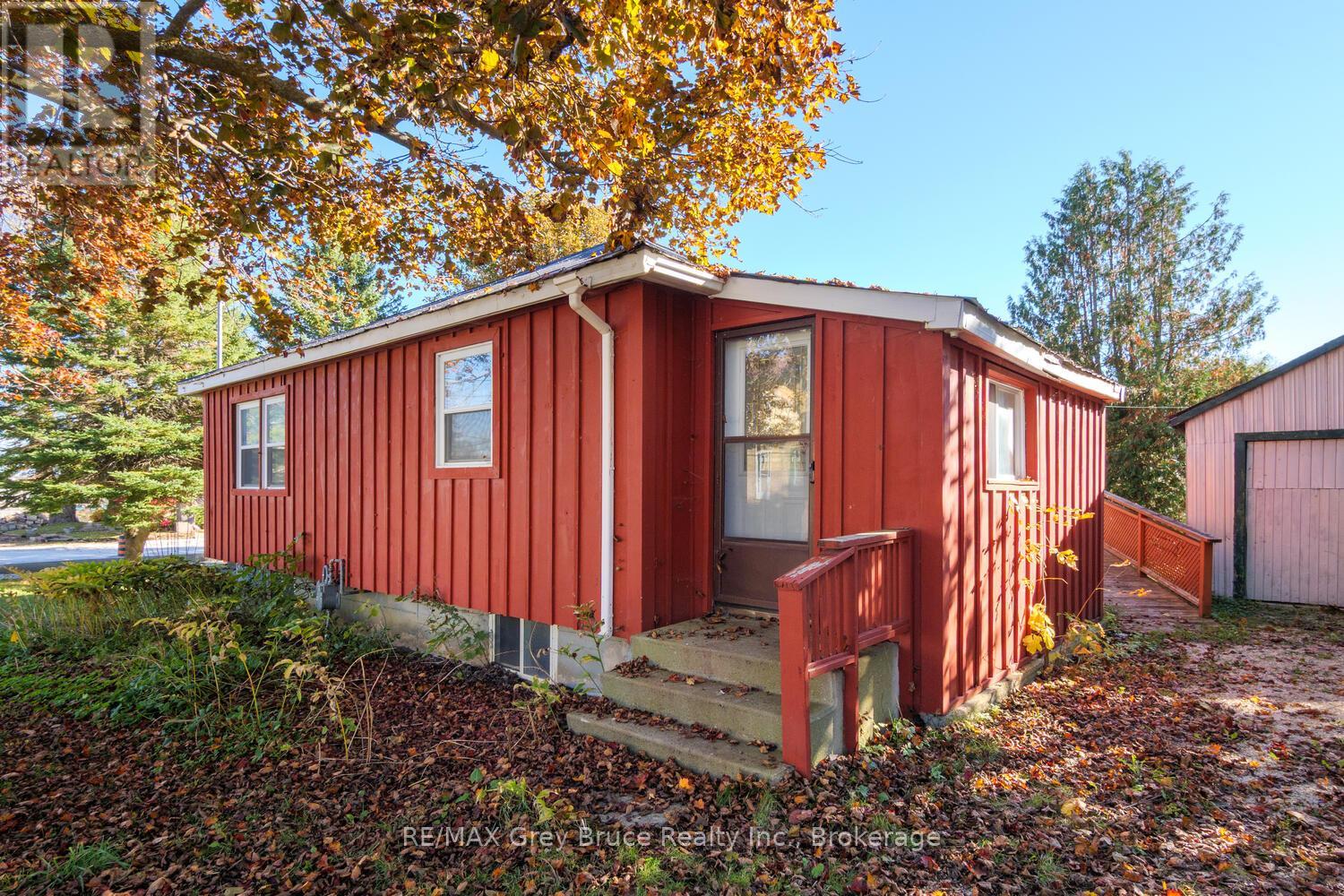 682 Gould Street, South Bruce Peninsula, Ontario  N0H 2T0 - Photo 3 - X12497344