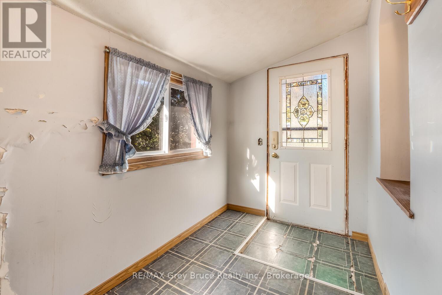 682 Gould Street, South Bruce Peninsula, Ontario  N0H 2T0 - Photo 5 - X12497344