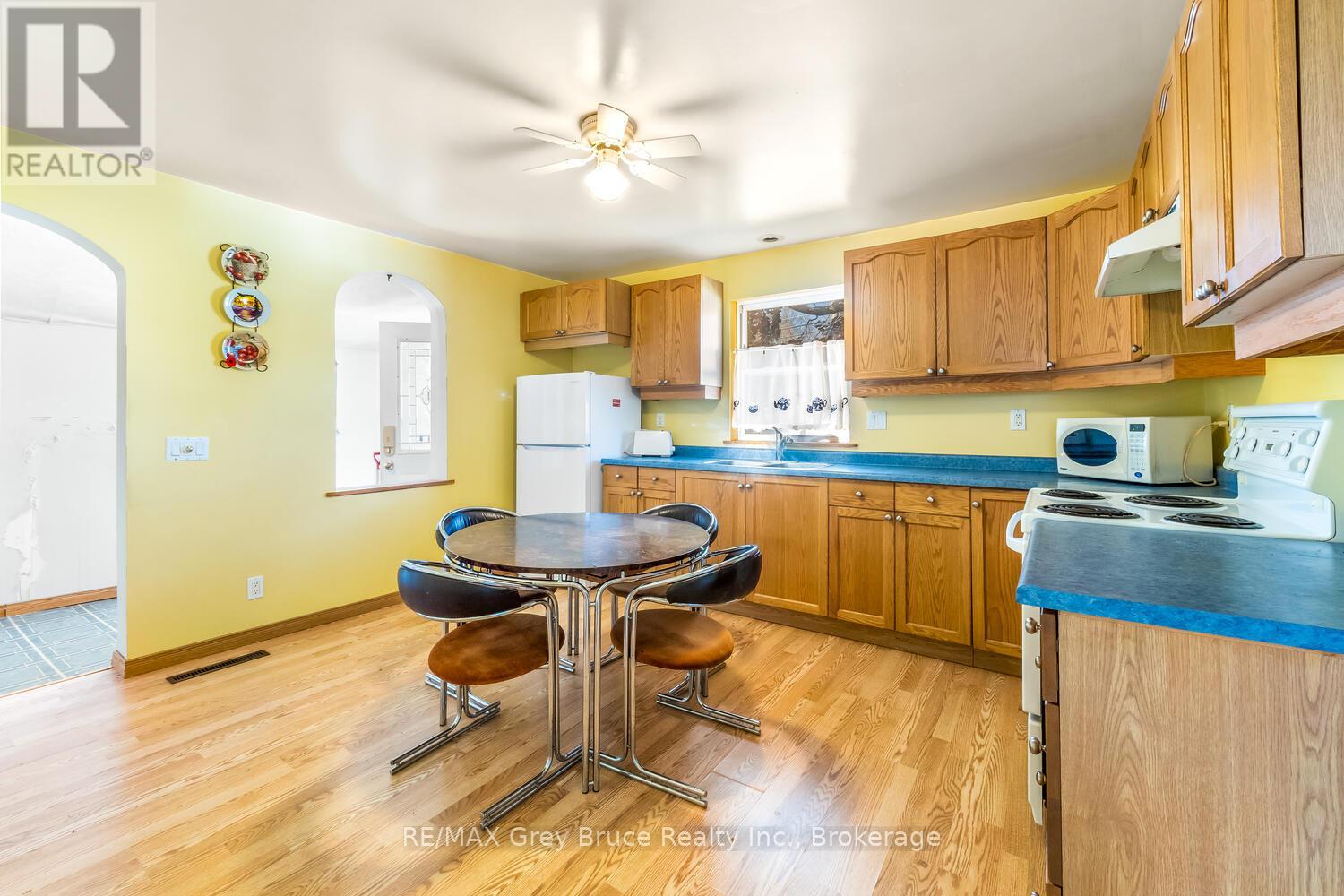 682 Gould Street, South Bruce Peninsula, Ontario  N0H 2T0 - Photo 7 - X12497344