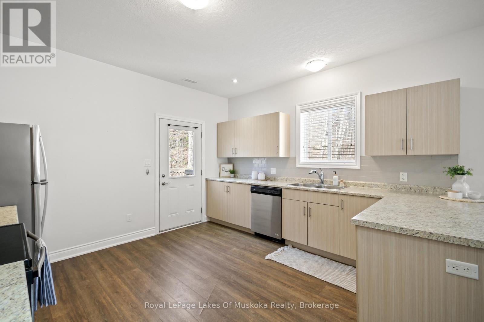 12 Macarthur Drive, Bracebridge, Ontario  P1L 0A8 - Photo 8 - X12497484