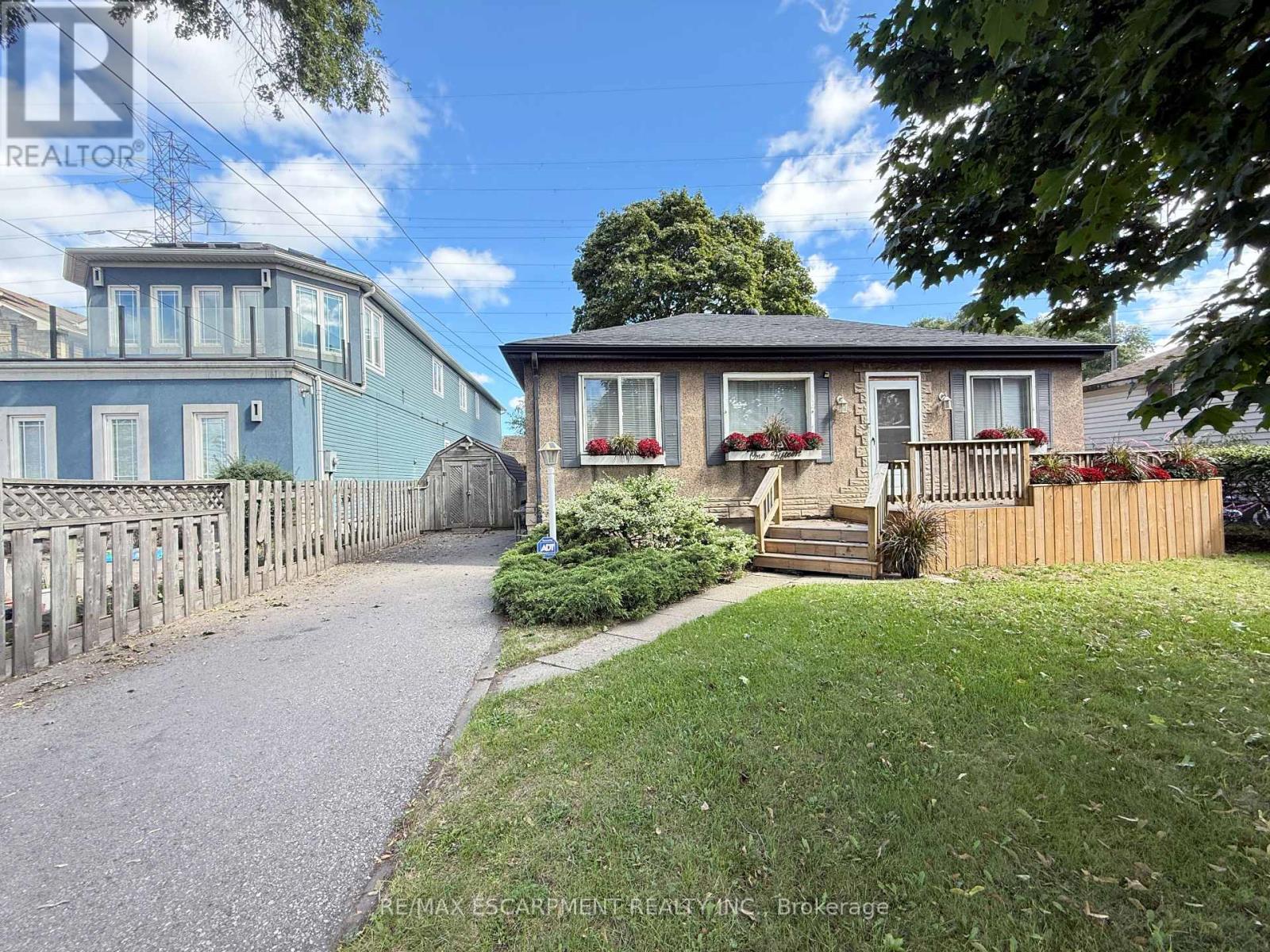 115 Beach Boulevard, Hamilton, Ontario  L8H 6V8 - Photo 3 - X12442185