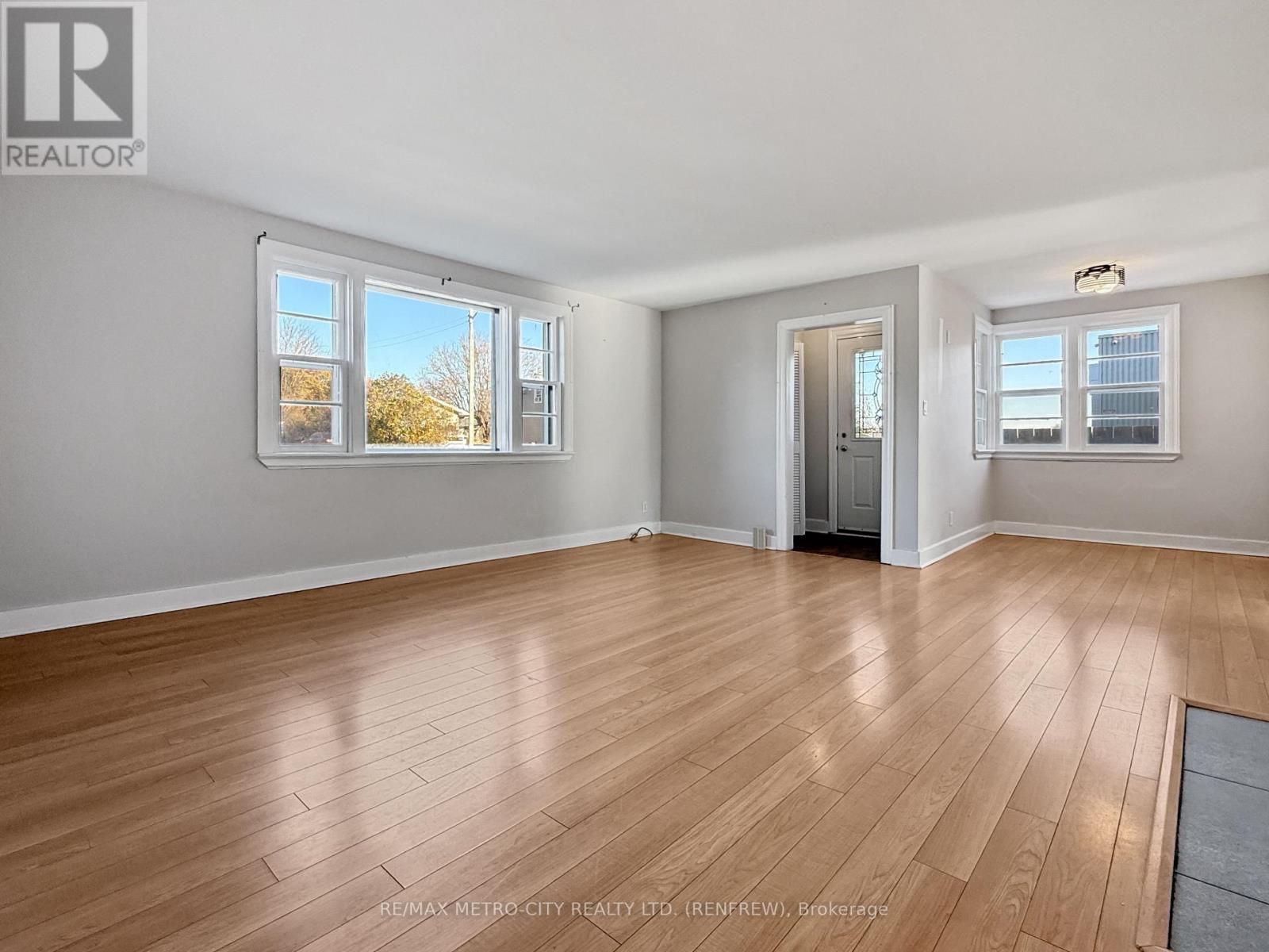 530 New Street, Renfrew, Ontario  K7V 1G8 - Photo 12 - X12497496