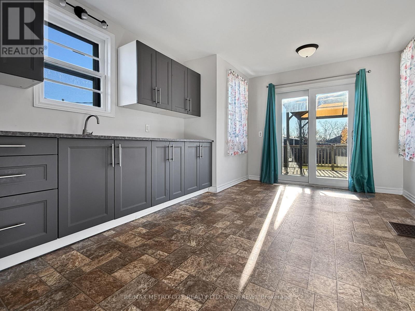 530 New Street, Renfrew, Ontario  K7V 1G8 - Photo 4 - X12497496