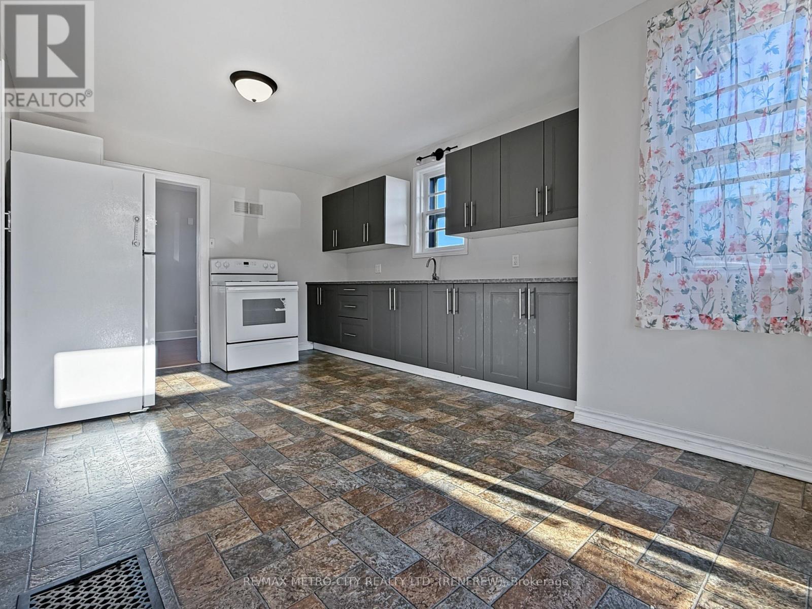 530 New Street, Renfrew, Ontario  K7V 1G8 - Photo 5 - X12497496