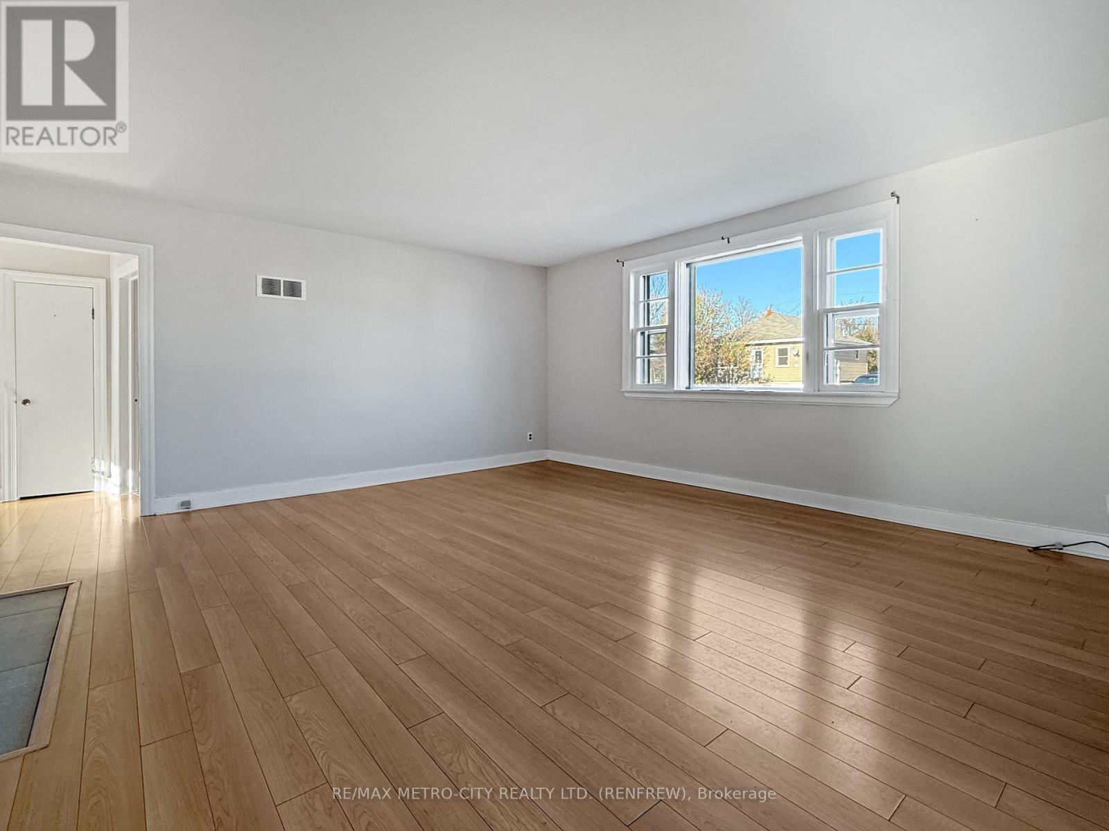 530 New Street, Renfrew, Ontario  K7V 1G8 - Photo 8 - X12497496