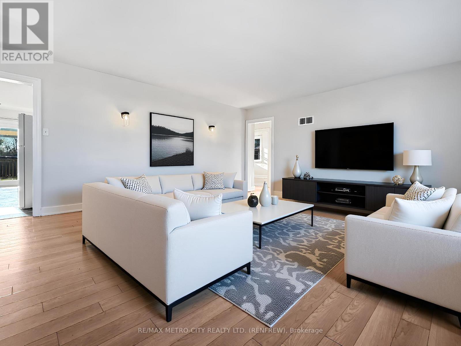 530 New Street, Renfrew, Ontario  K7V 1G8 - Photo 9 - X12497496