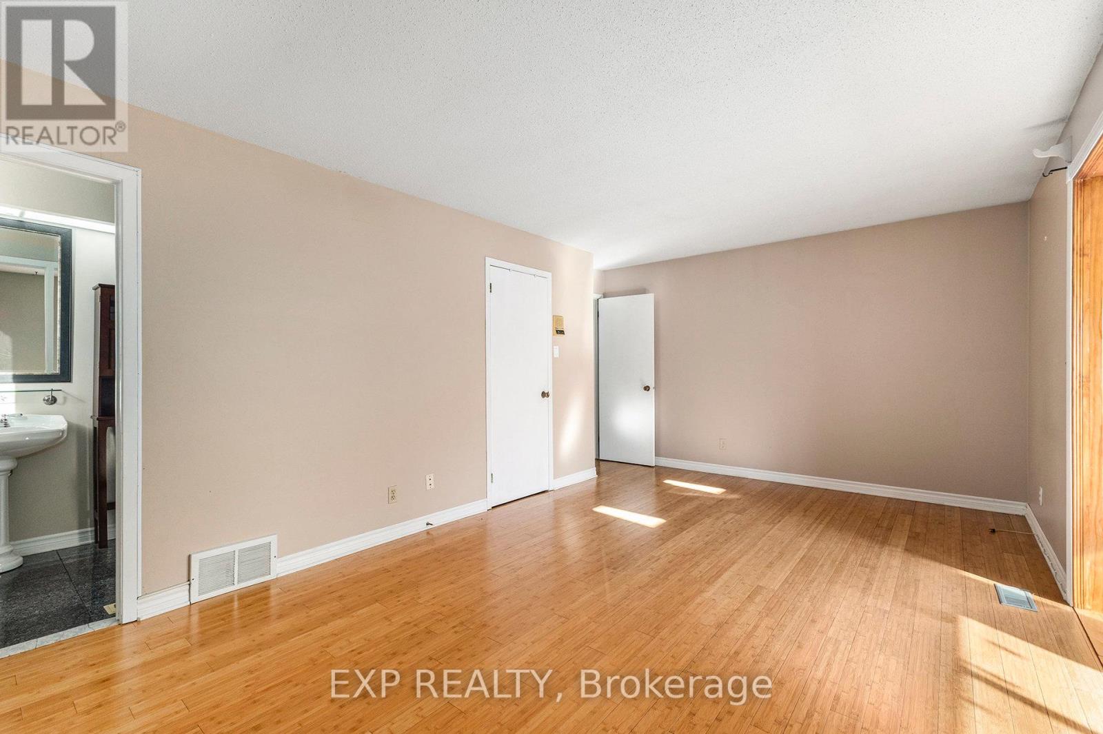 10 Pommel Crescent, Ottawa, Ontario  K2M 1A2 - Photo 12 - X12497894