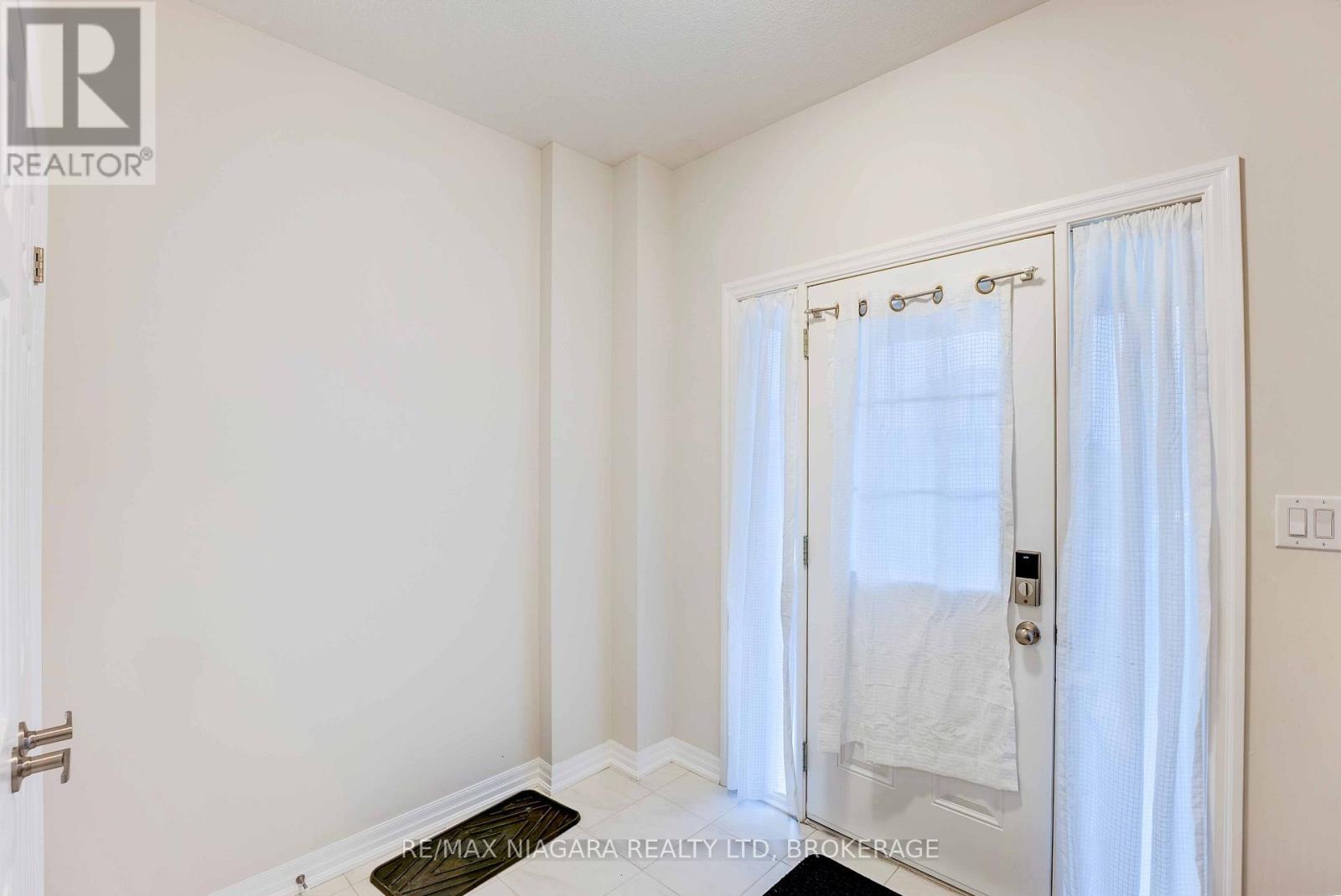 Main - 90 Hillcrest Road, Port Colborne, Ontario  L3K 6E4 - Photo 4 - X12497312