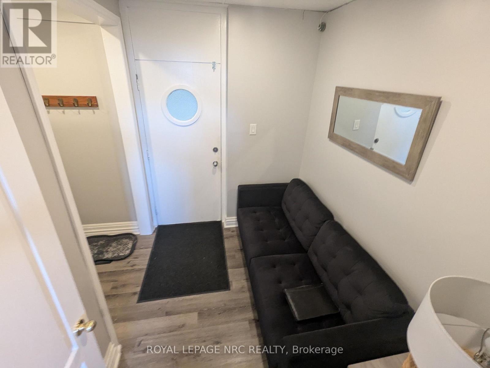 201 - 6150 Valley Way, Niagara Falls, Ontario  L2E 1Y3 - Photo 3 - X12497514