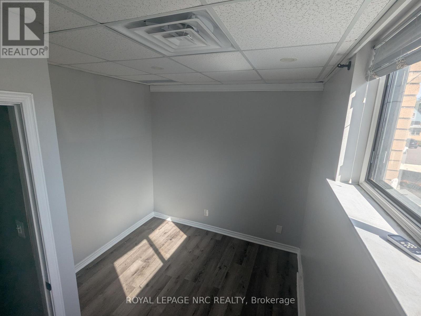 201 - 6150 Valley Way, Niagara Falls, Ontario  L2E 1Y3 - Photo 4 - X12497514