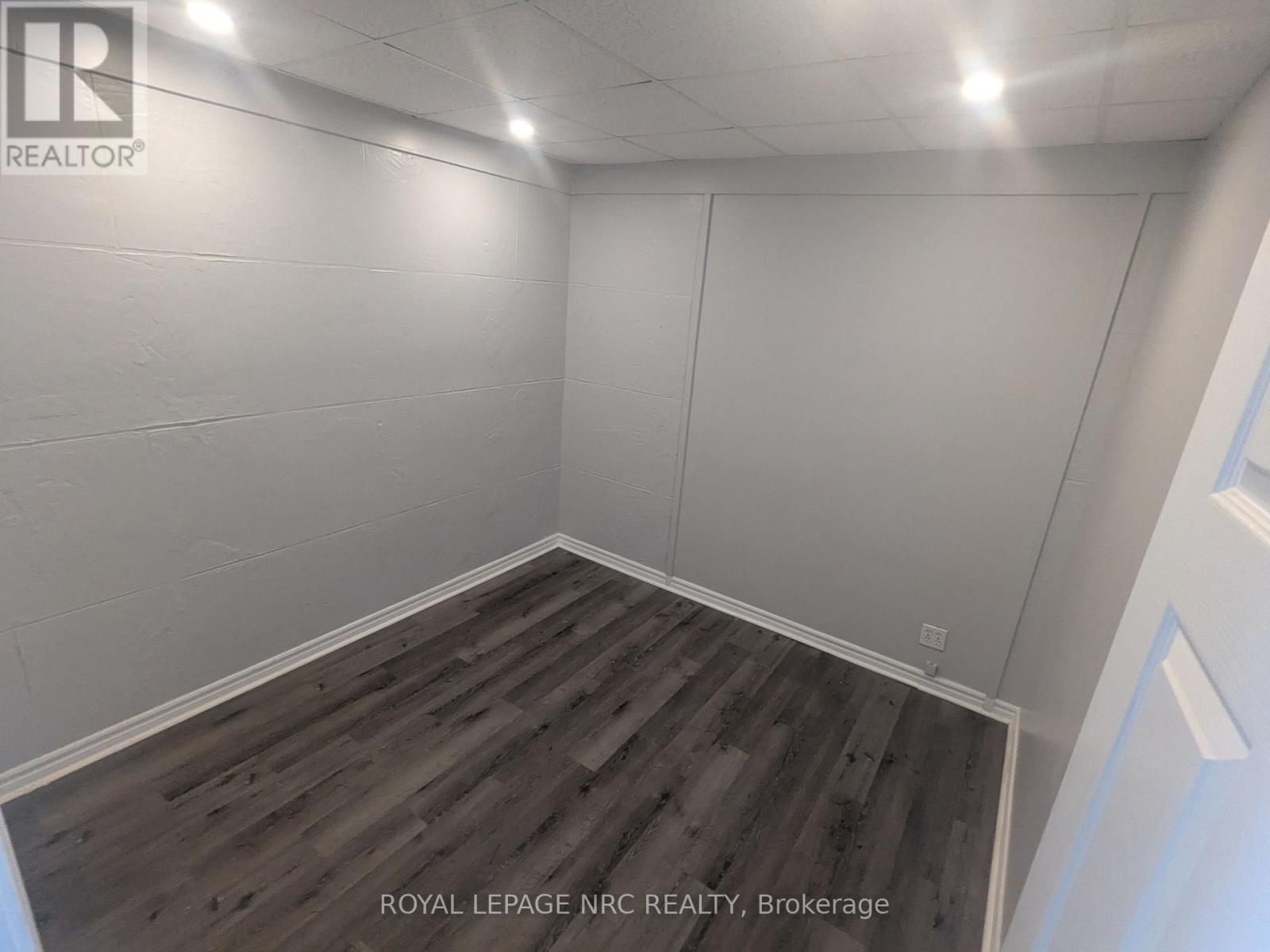 201 - 6150 Valley Way, Niagara Falls, Ontario  L2E 1Y3 - Photo 5 - X12497514