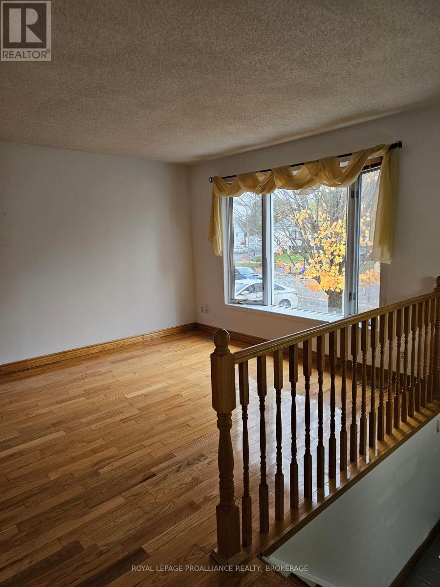 915 Warburton Crescent, Kingston, Ontario  K7M 8L3 - Photo 6 - X12497610