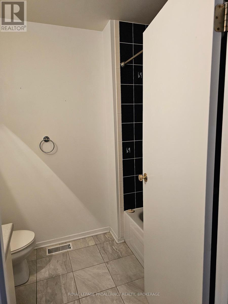 915 Warburton Crescent, Kingston, Ontario  K7M 8L3 - Photo 9 - X12497610