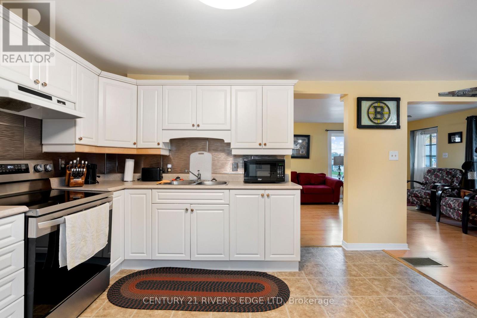 61 Augusta Street, South Dundas, Ontario K0C 1X0 - Photo 13 - X12498024