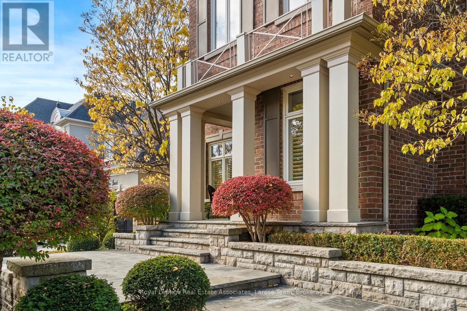 562 Gladwyne Court, Mississauga, Ontario  L5H 4L4 - Photo 4 - W12492952