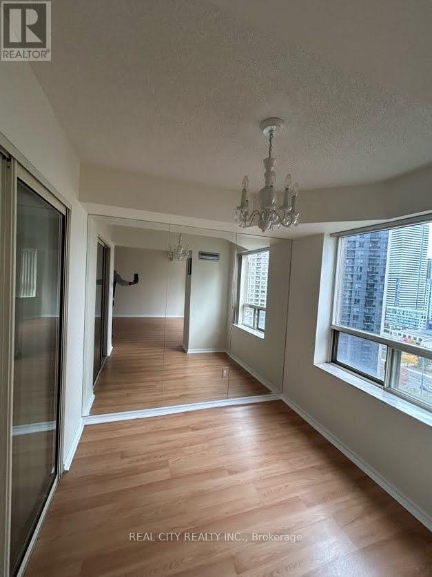 #2008 - 325 Webb Drive, Mississauga, Ontario  L5B 3Z9 - Photo 4 - W12476994