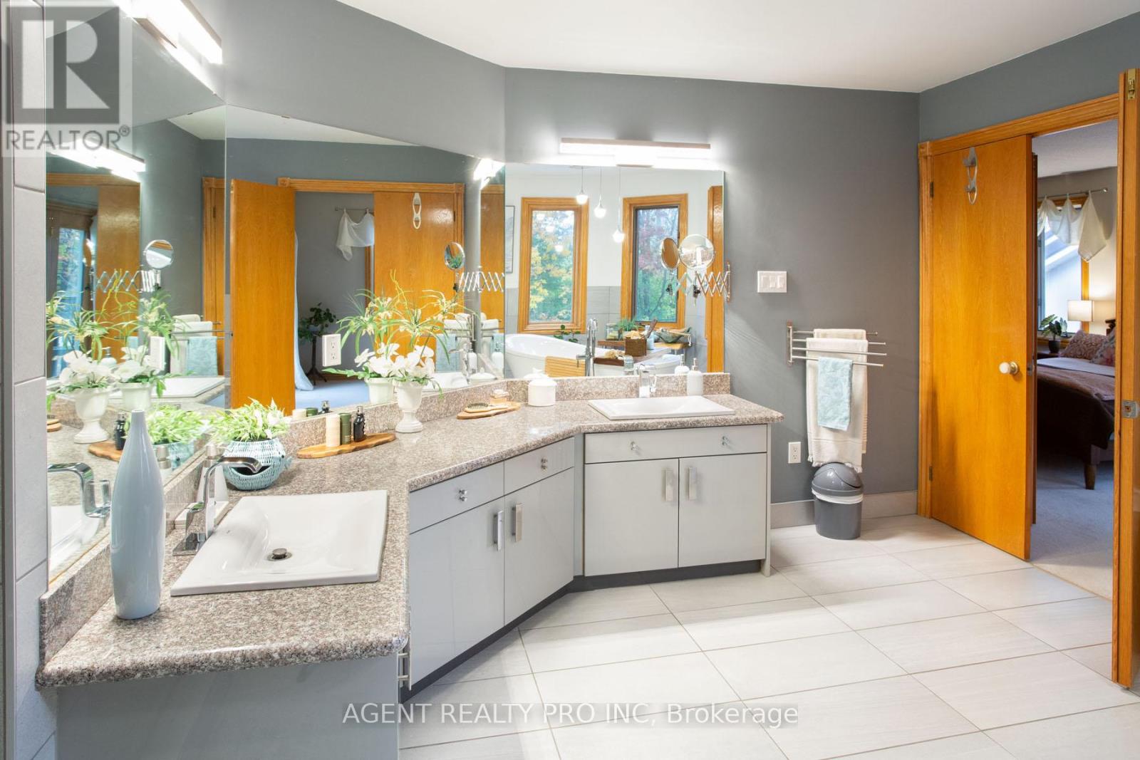 922 Country Club Crescent, London South, Ontario  N6C 5R5 - Photo 17 - X12498068