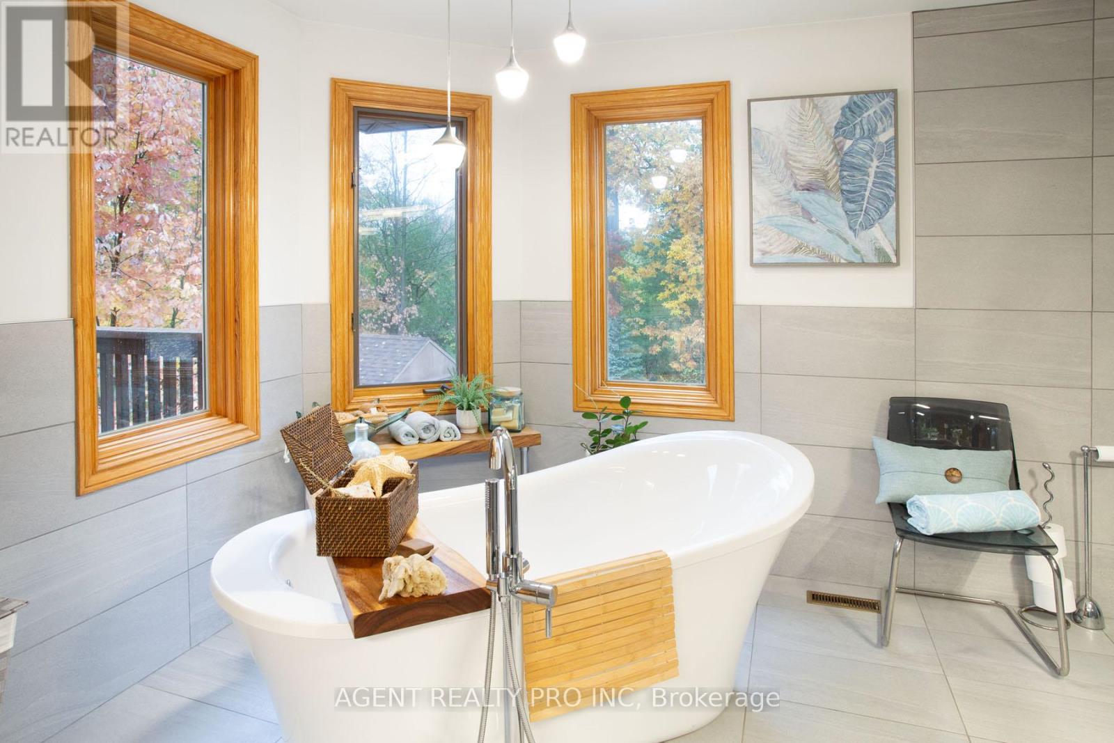 922 Country Club Crescent, London South, Ontario  N6C 5R5 - Photo 18 - X12498068